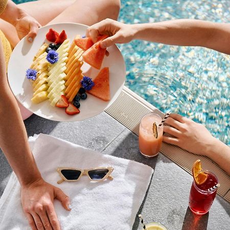 Sheraton Melbourne Hotel Exterior photo Poolside service