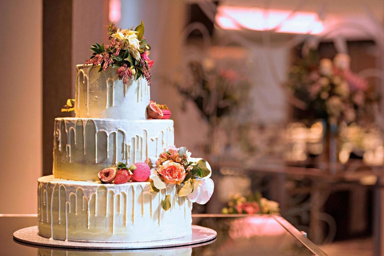 Sheraton Melbourne Hotel Exterior photo A wedding cake