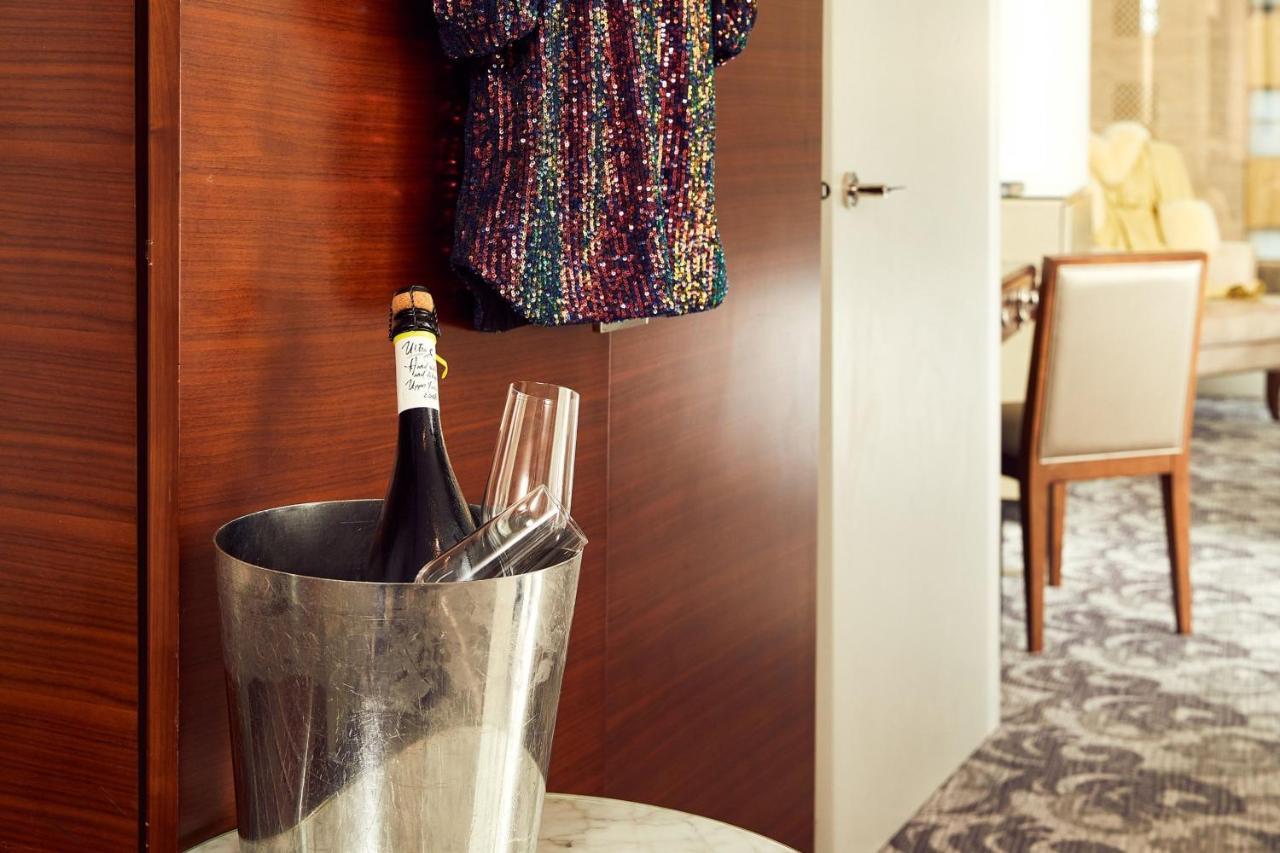 Sheraton Melbourne Hotel Exterior photo A champagne bucket