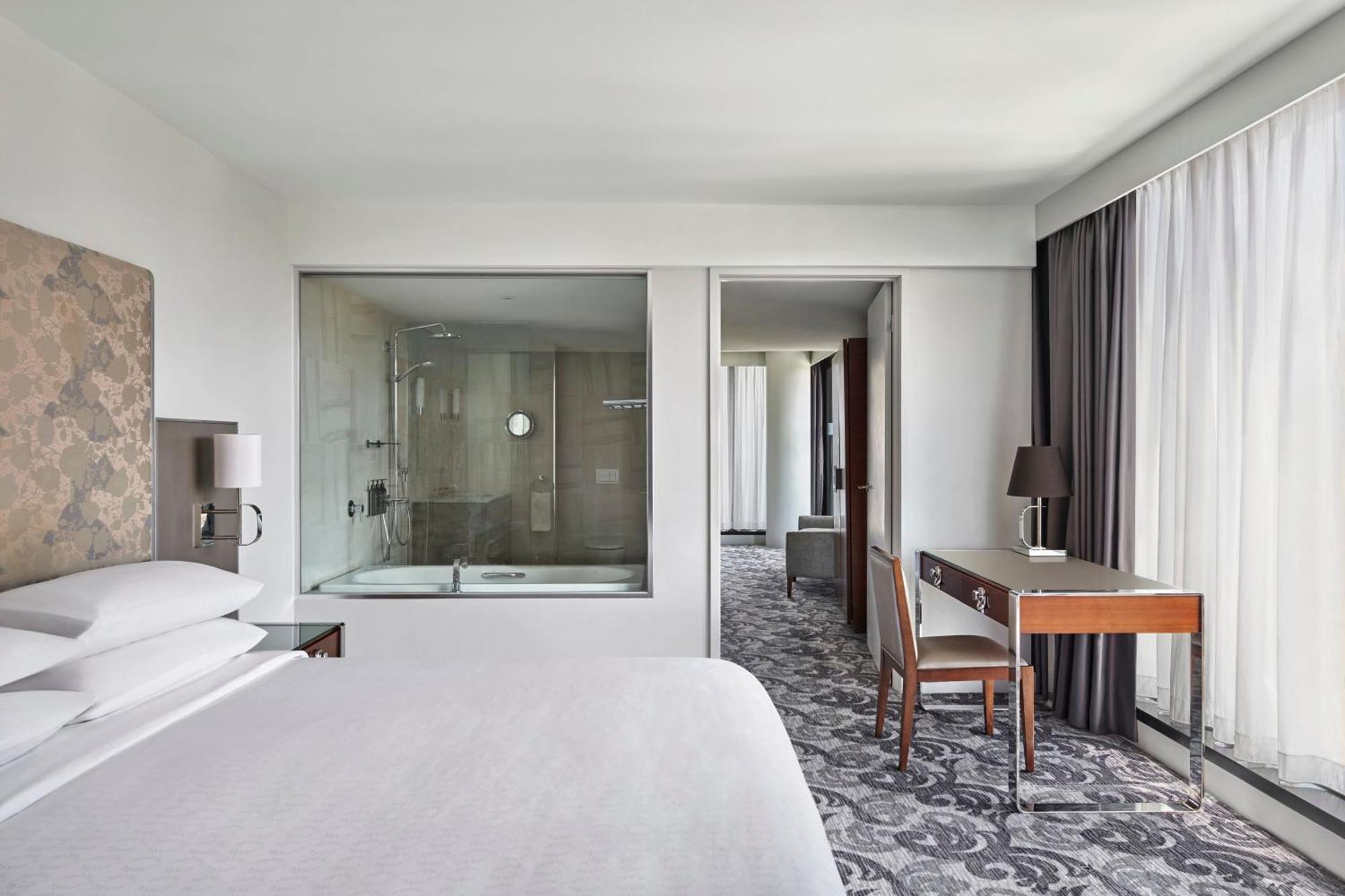 Sheraton Melbourne Hotel Exterior photo A guest room at the hotel