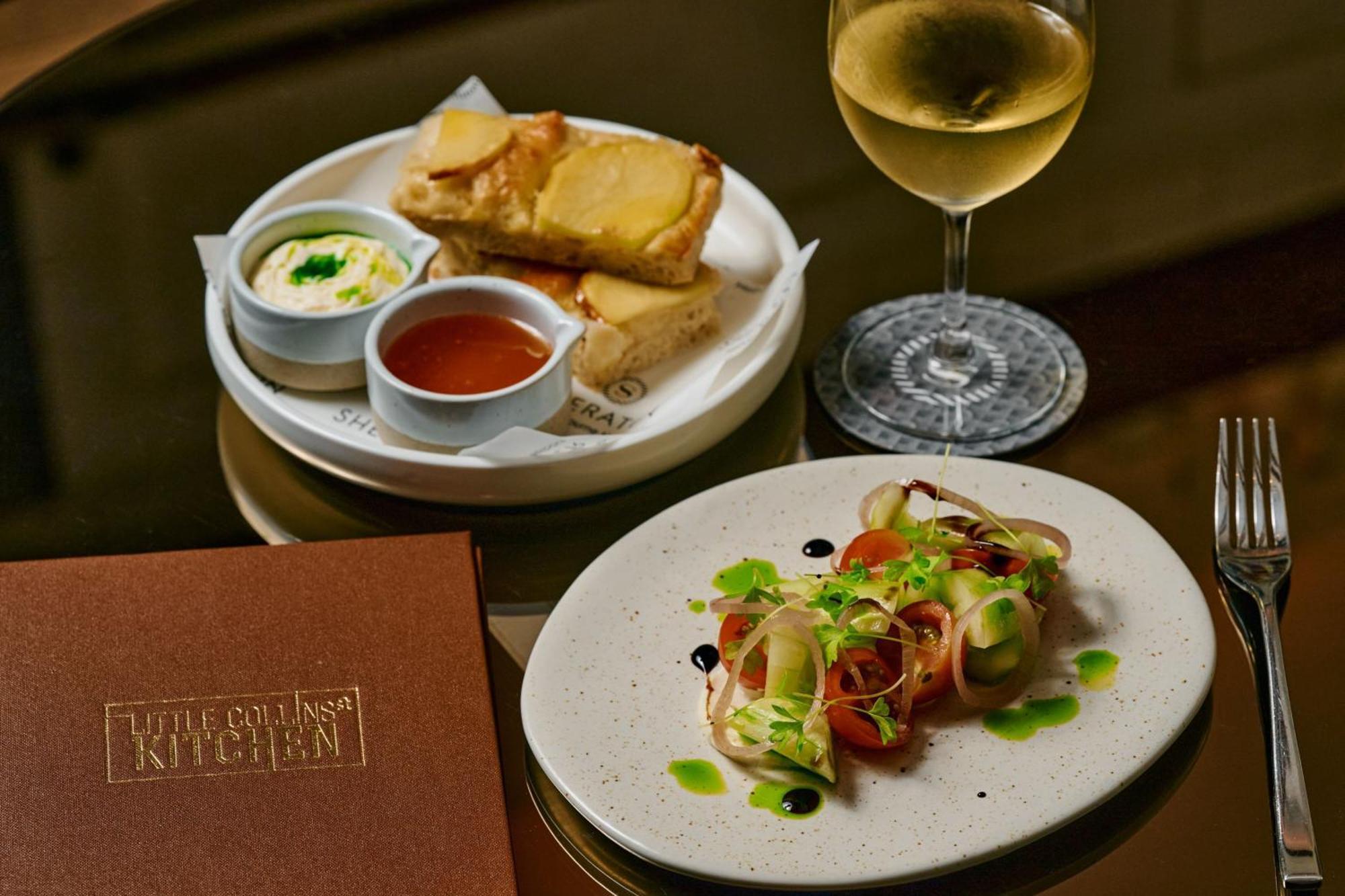 Sheraton Melbourne Hotel Exterior photo A meal at Elements