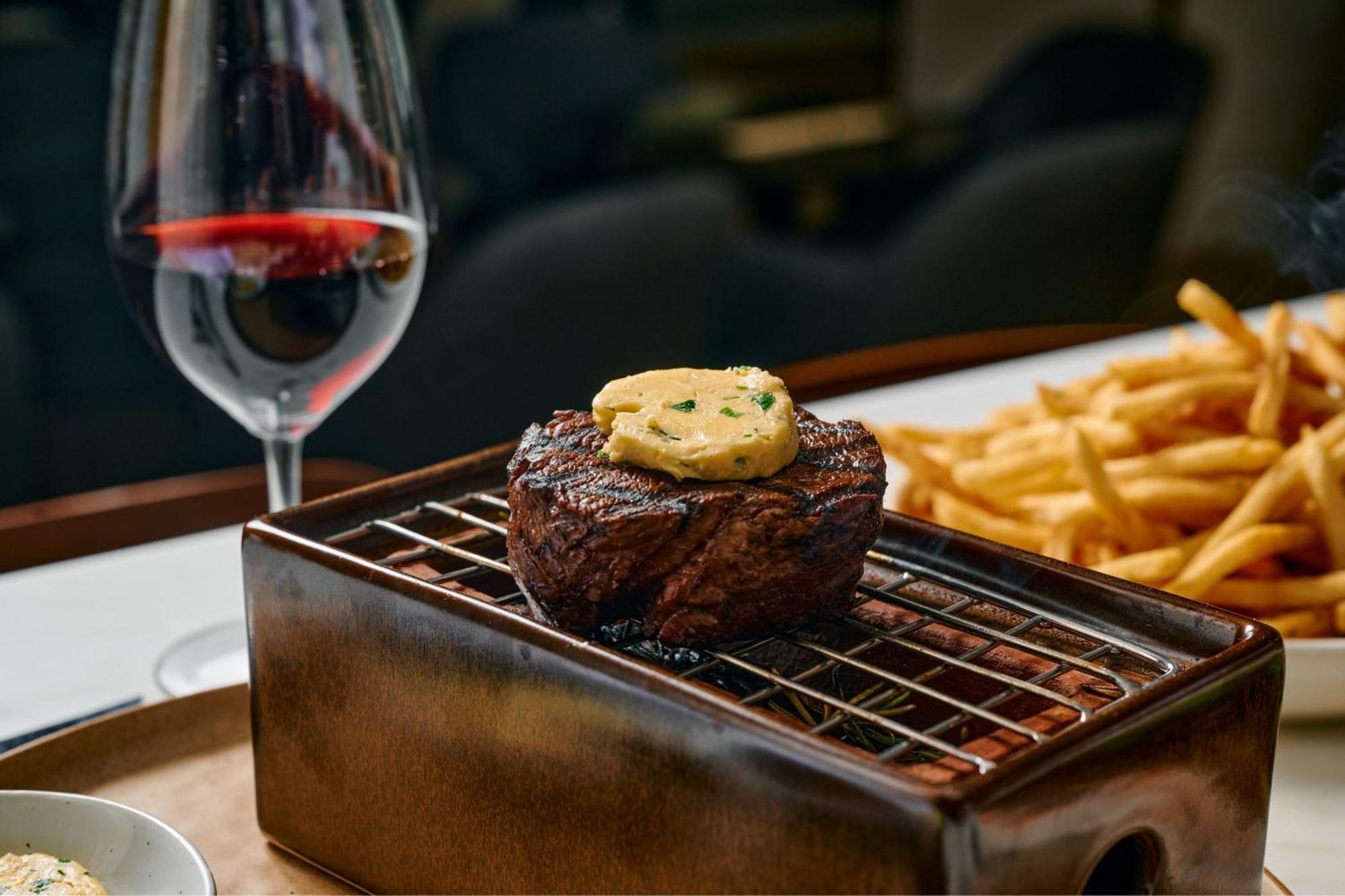 Sheraton Melbourne Hotel Exterior photo A steak at the restaurant