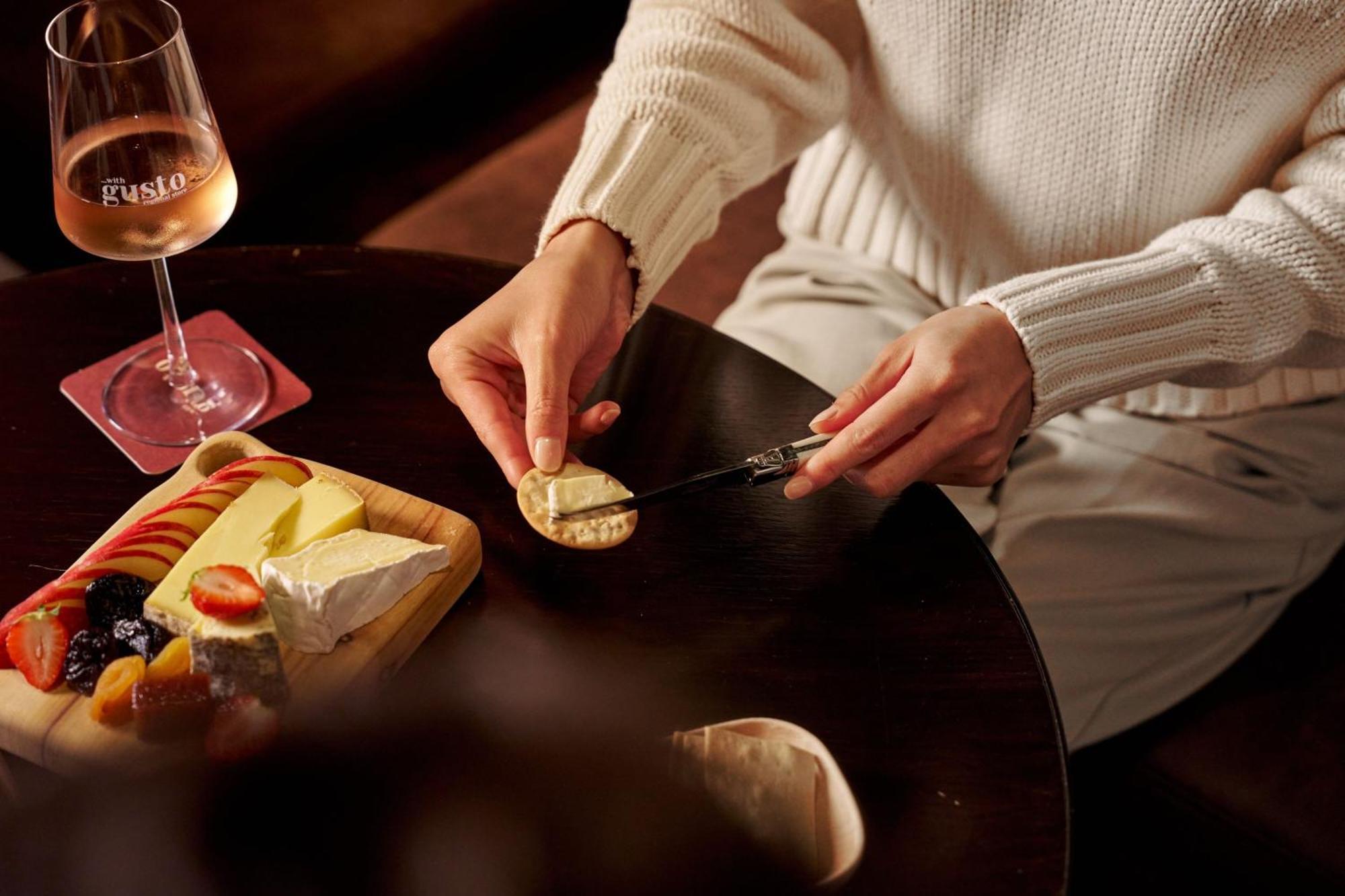 Sheraton Melbourne Hotel Exterior photo A woman spreading butter on a cracker