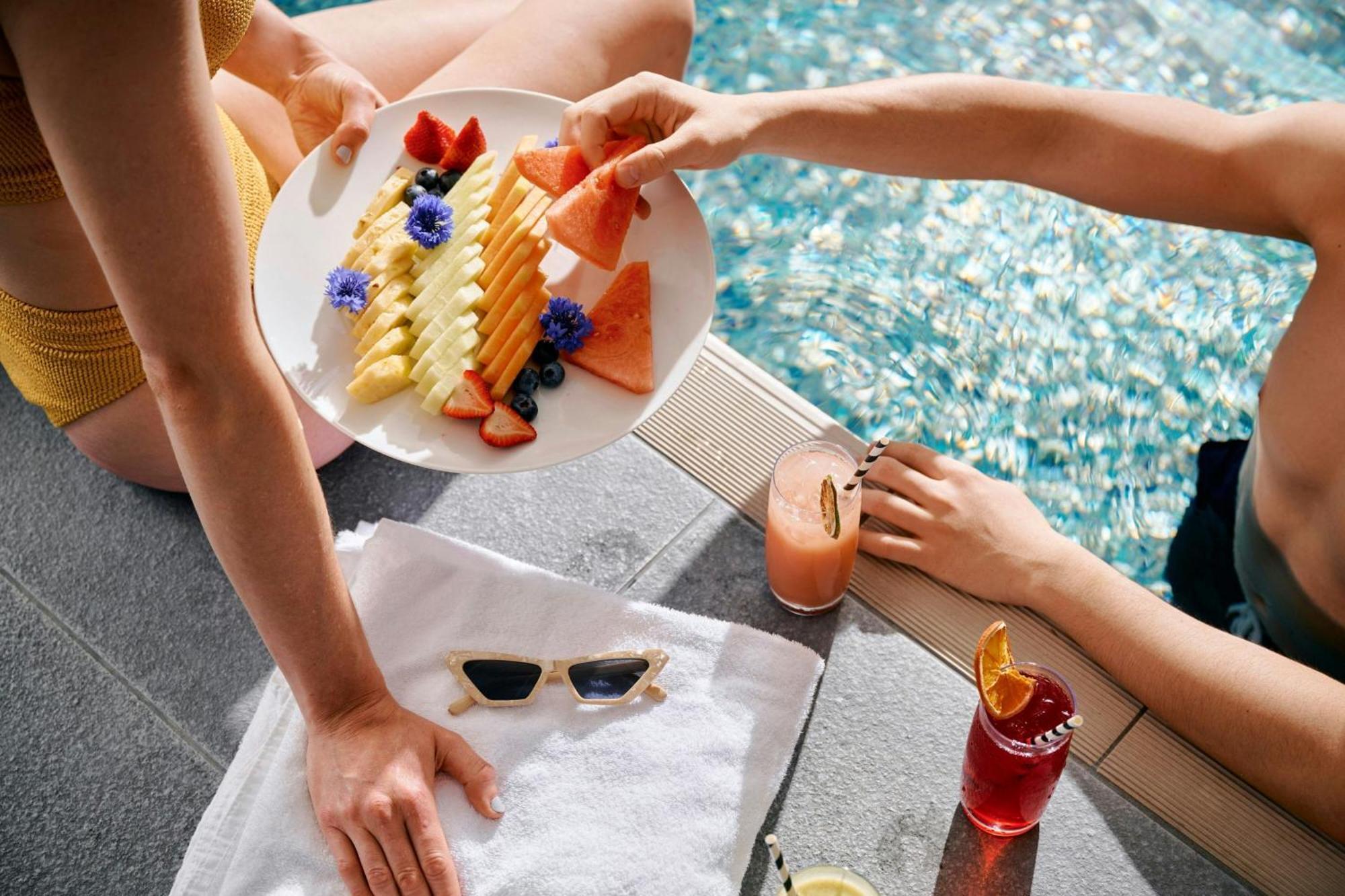 Sheraton Melbourne Hotel Exterior photo Poolside service