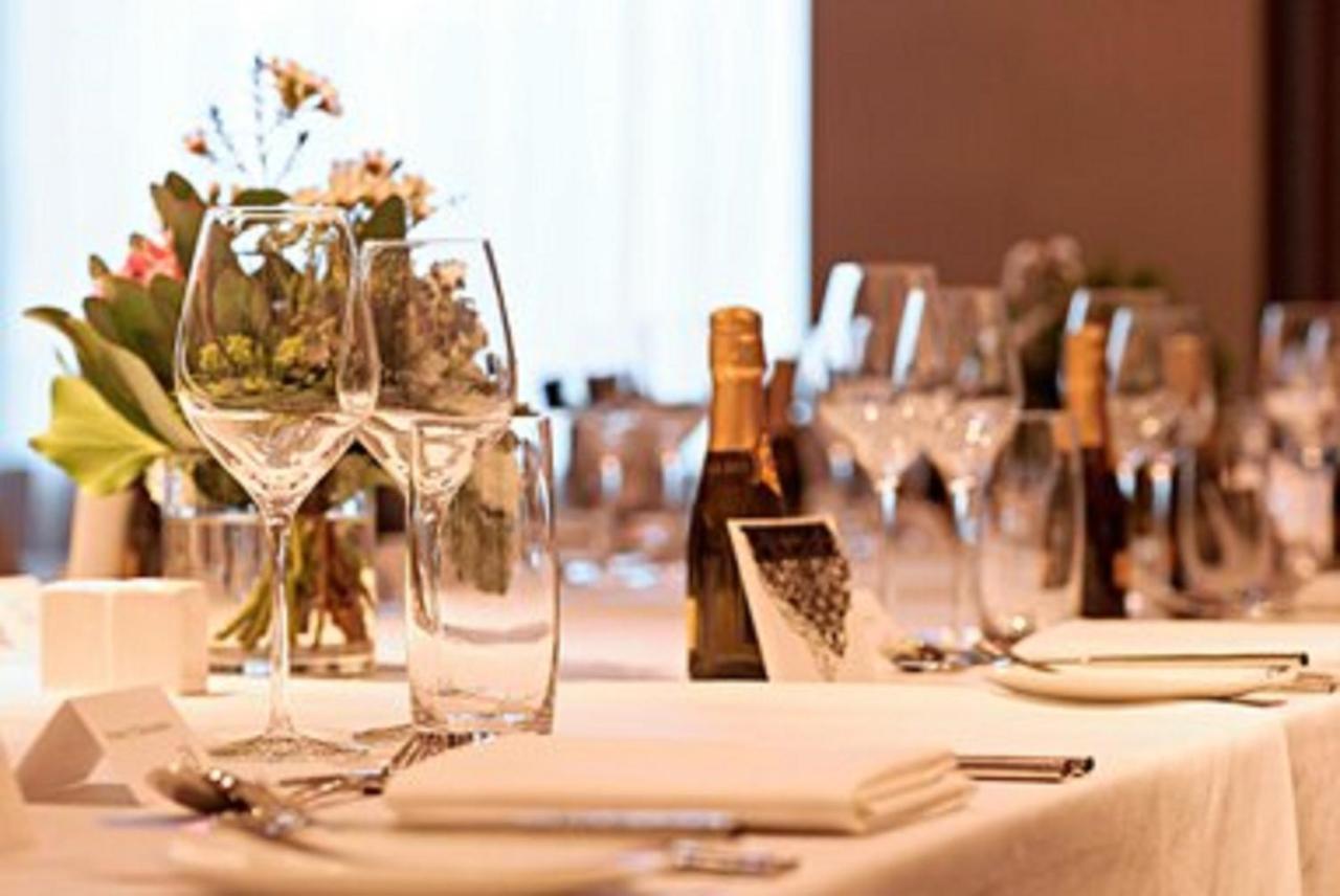 Sheraton Melbourne Hotel Exterior photo Wine bottles and glasses